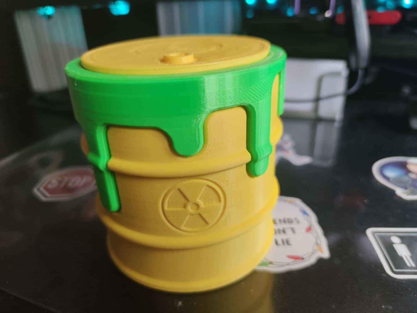 Ein gelbes Fass aus dem grüner Schleim ausztreten scheint.