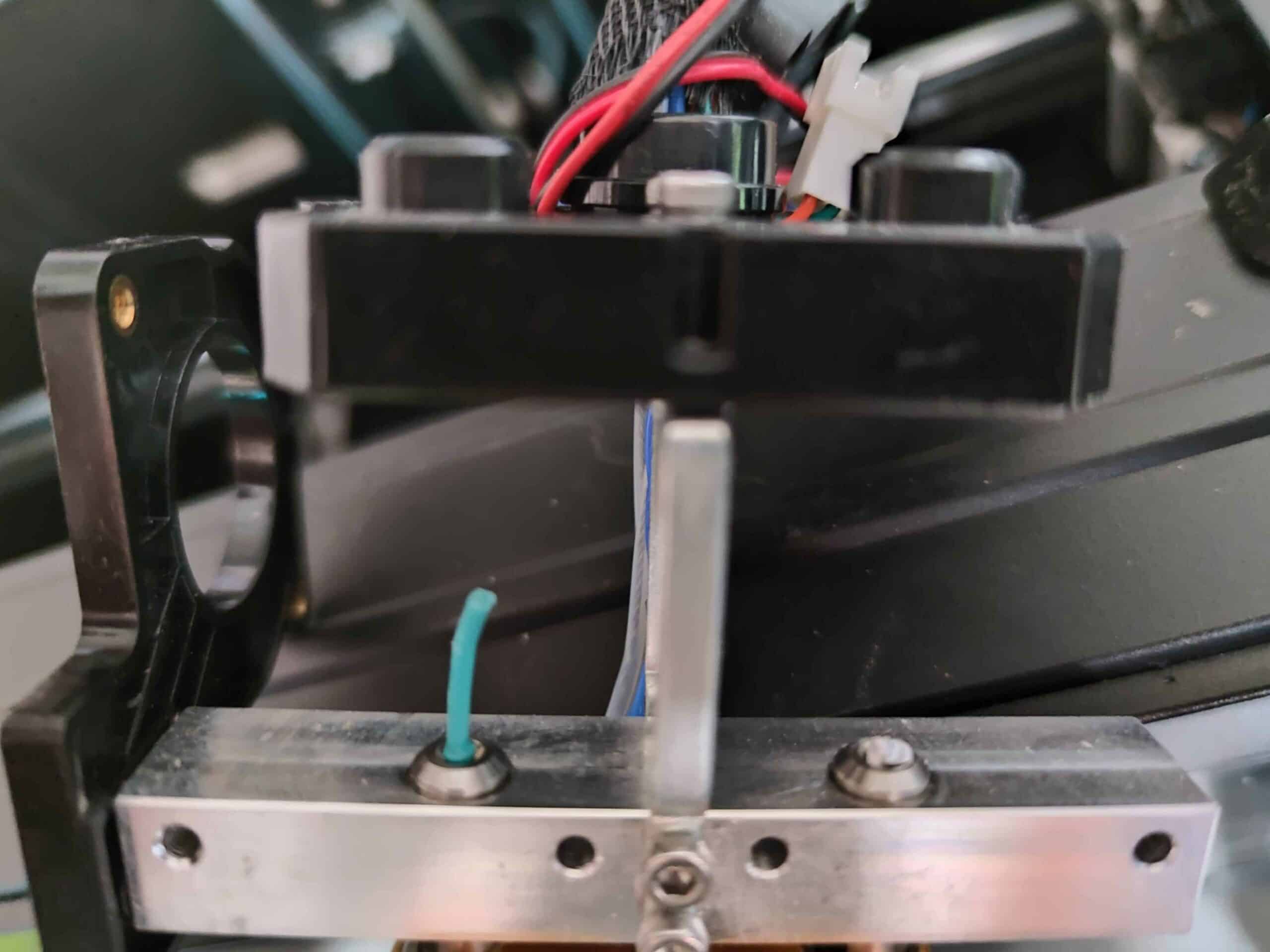 Hotbar des Bresser T-Rex.
Insbesondere aus der linken Heatbreak-Pipe ragt ein Stück Filament.