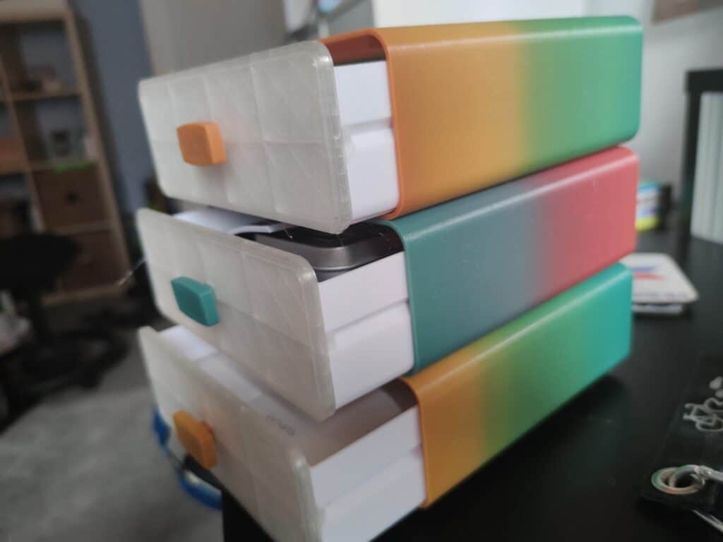 Mehrfarbige Stapelboxen mit tranparenter Front