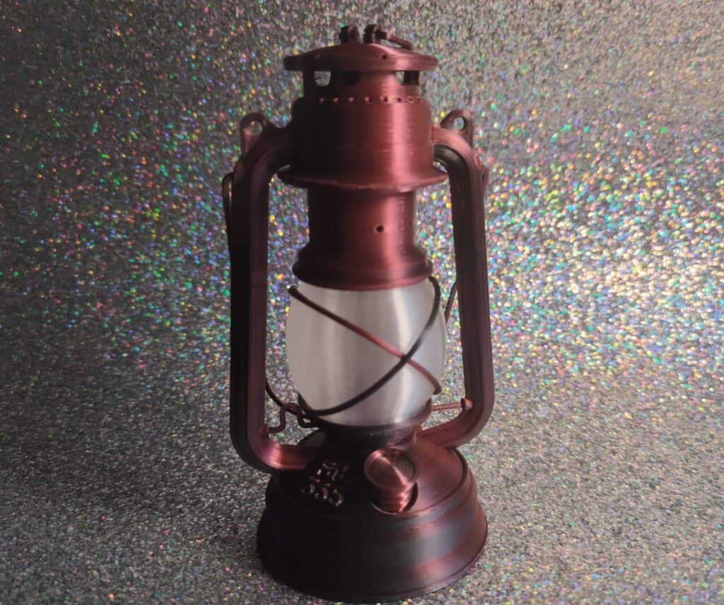 Lampe im Stil einer Petroleumlampe, die mit LED-Teelicht beleuchte werden kann.
